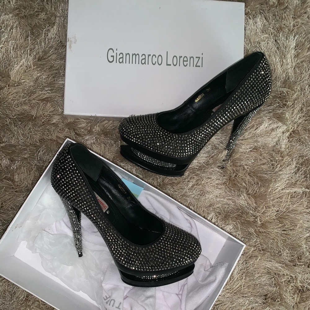 Black dazzling pumps